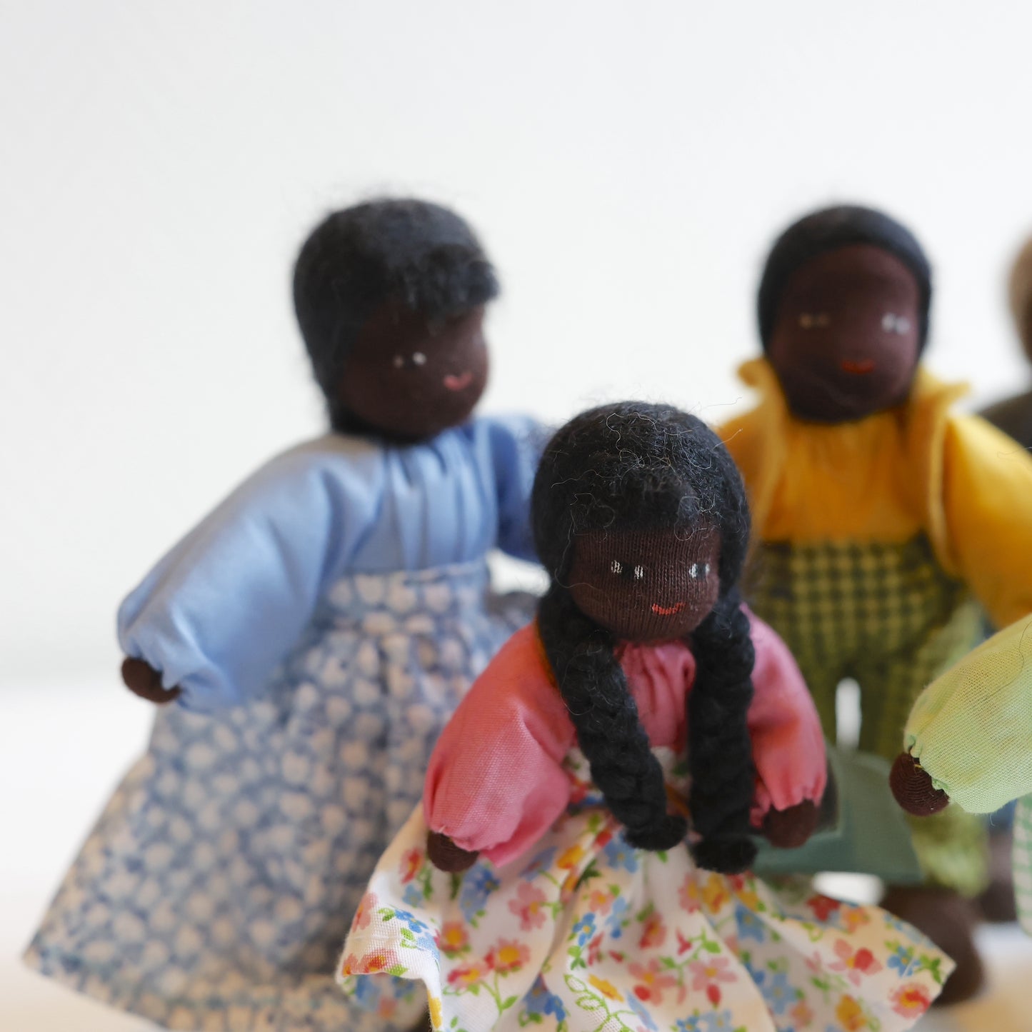 Stor dukkehus familie med mørk hudfarge