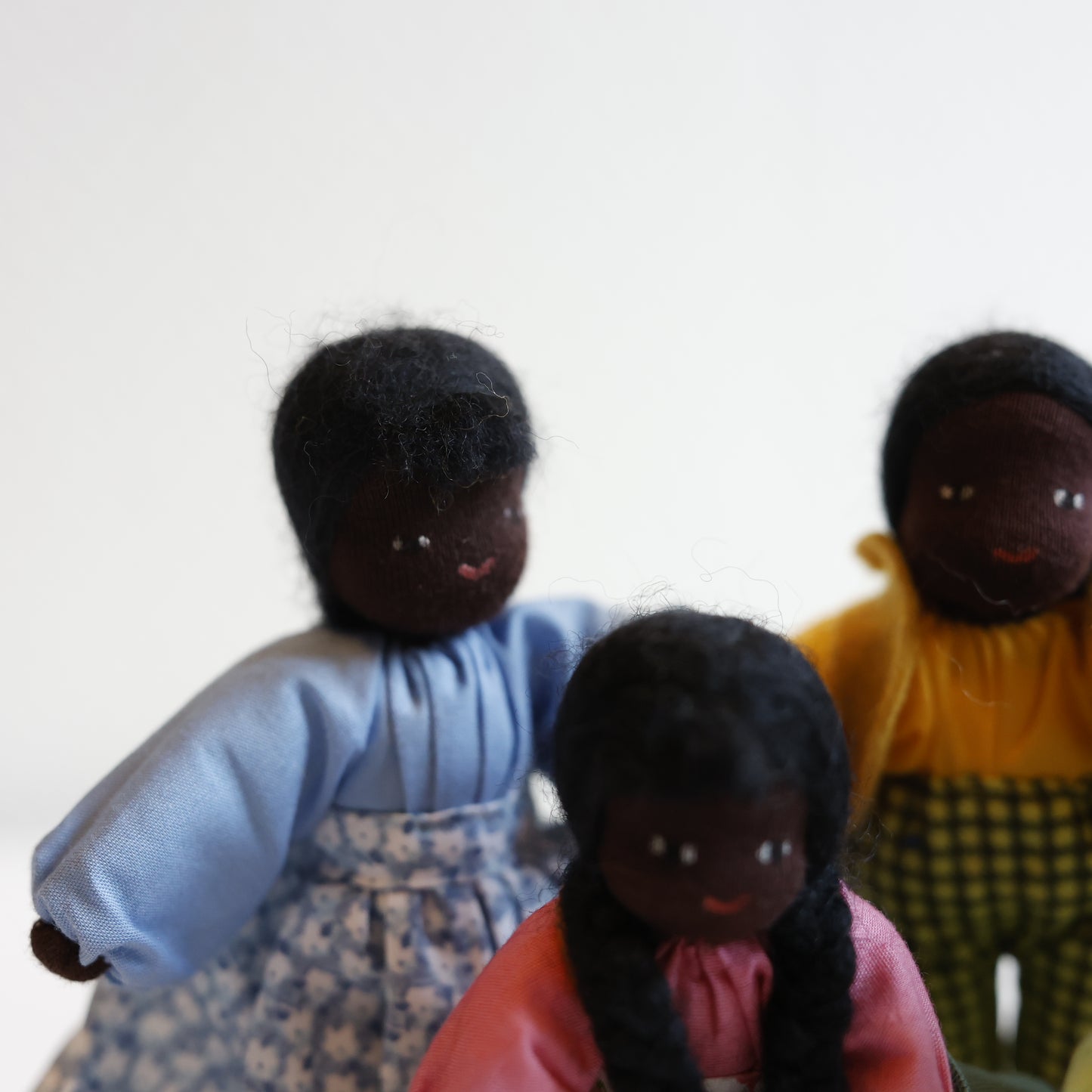 Stor dukkehus familie med mørk hudfarge