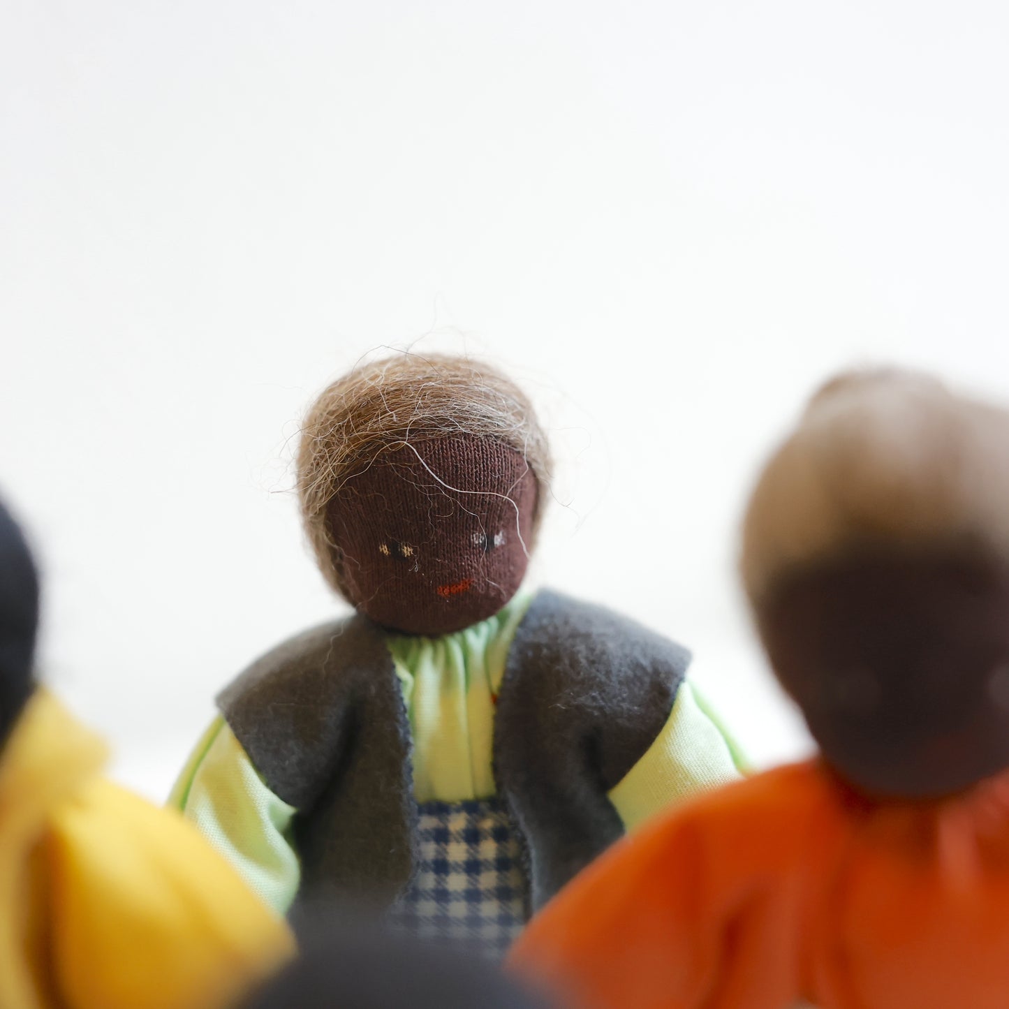 Stor dukkehus familie med mørk hudfarge