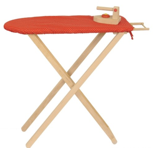 Strykebrett med trekk og strykejern i tre