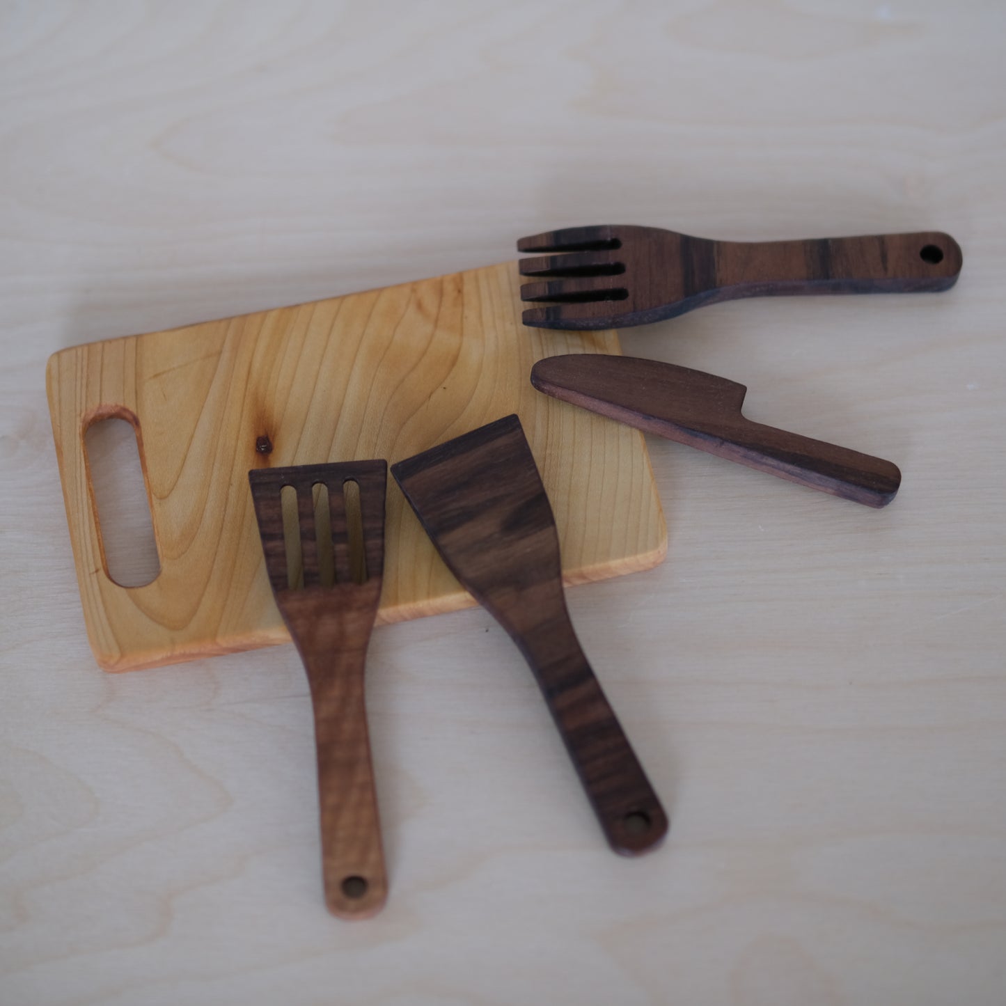 Skjærebrett med redskap