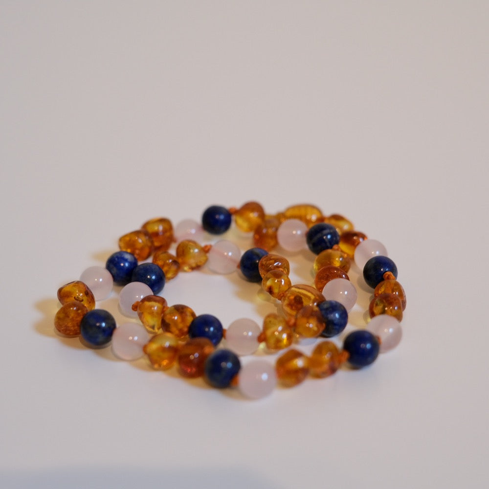 Ravsmykke cognac/hvit agat/lazuli, barn