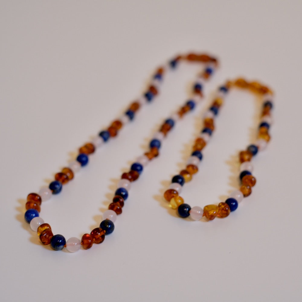 Ravsmykke cognac/hvit agat/lazuli, barn