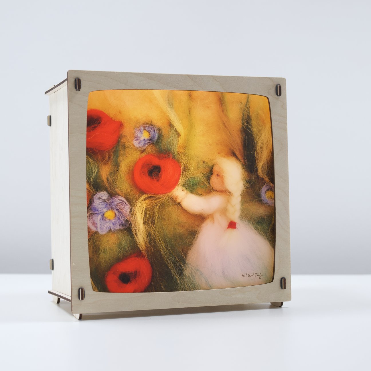 Jente i blomstereng til magisk lamp