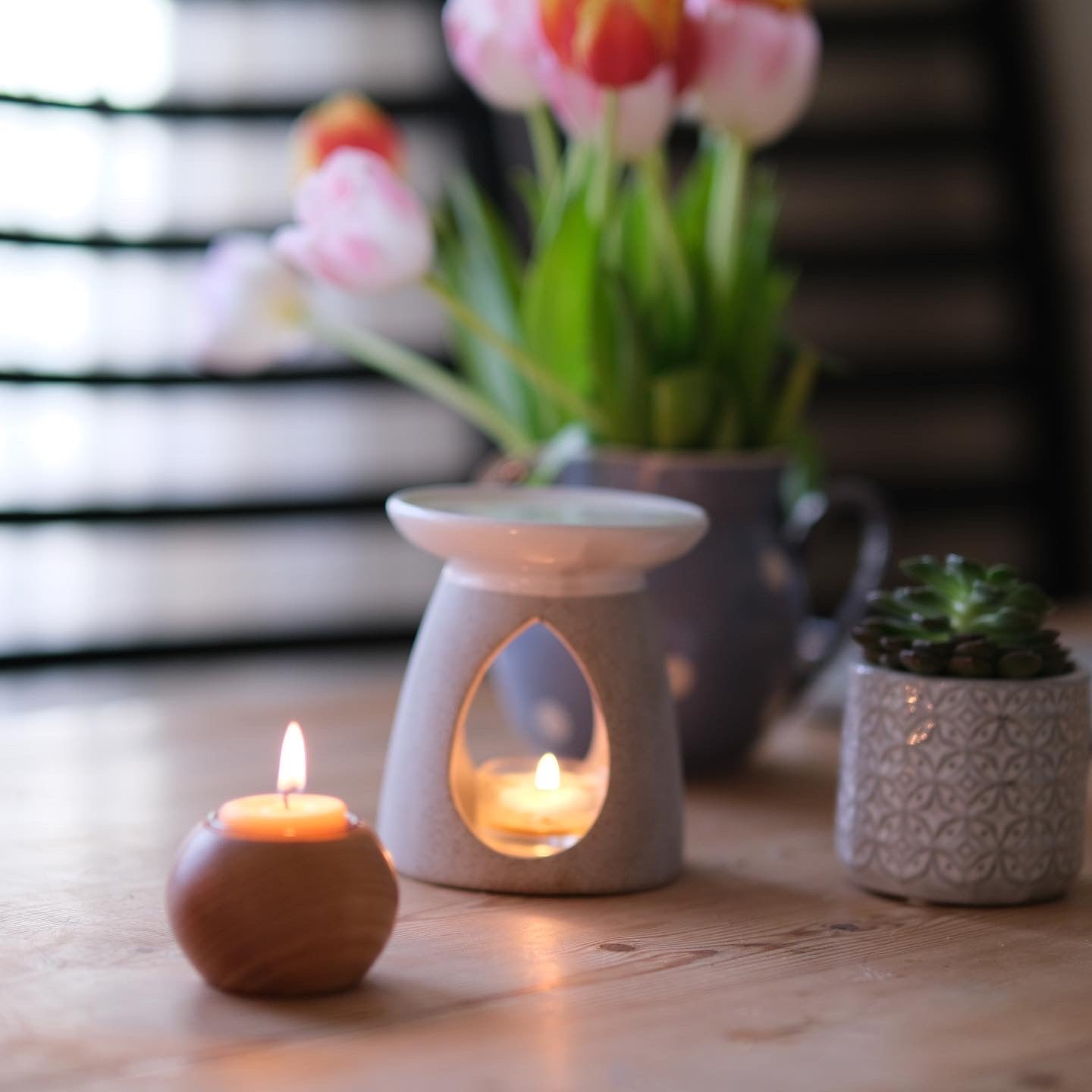 Lysholder i tre, med bivokstelys i glass