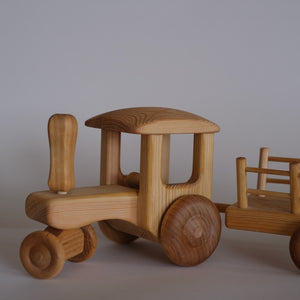 Stor traktor med vogn