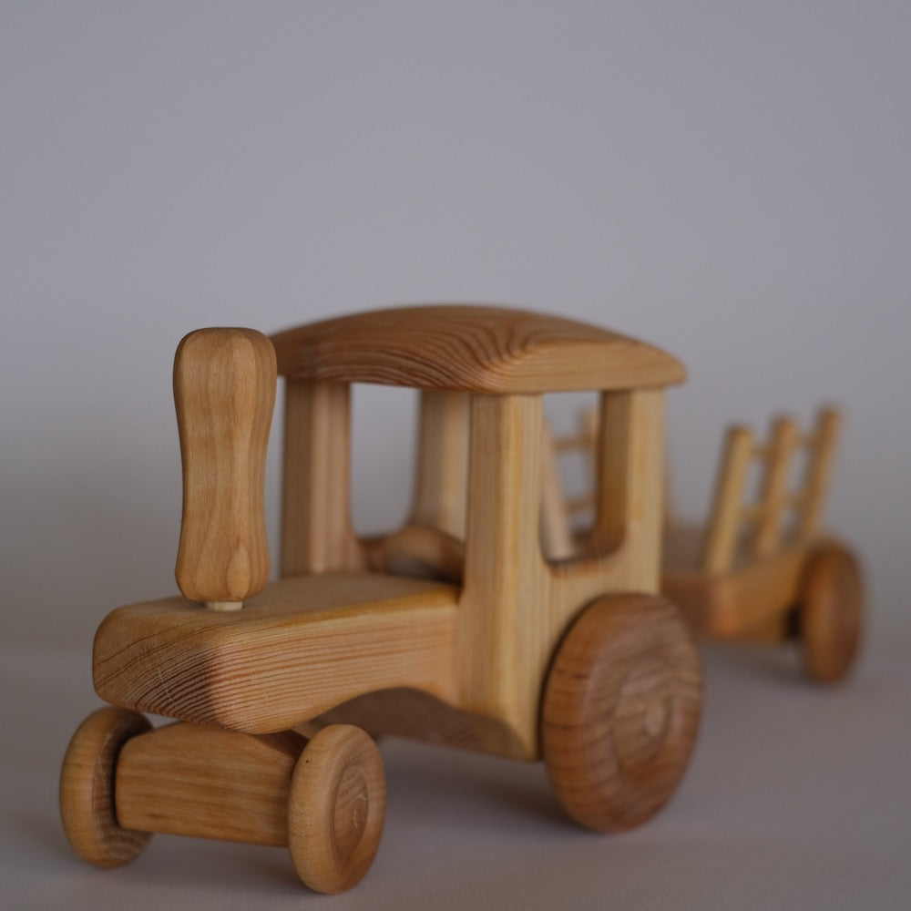 Stor traktor med vogn