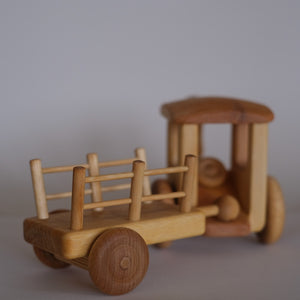 Stor traktor med vogn