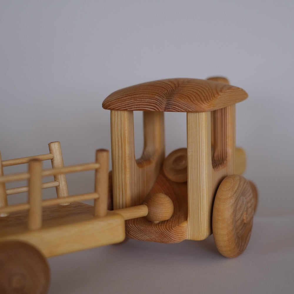 Stor traktor med vogn