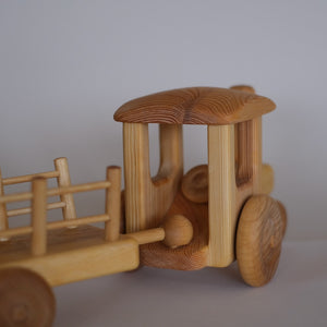 Stor traktor med vogn