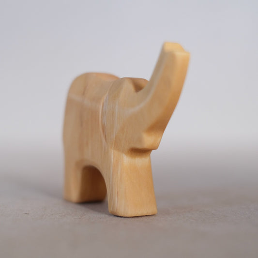 Elefant kalv, snabel opp