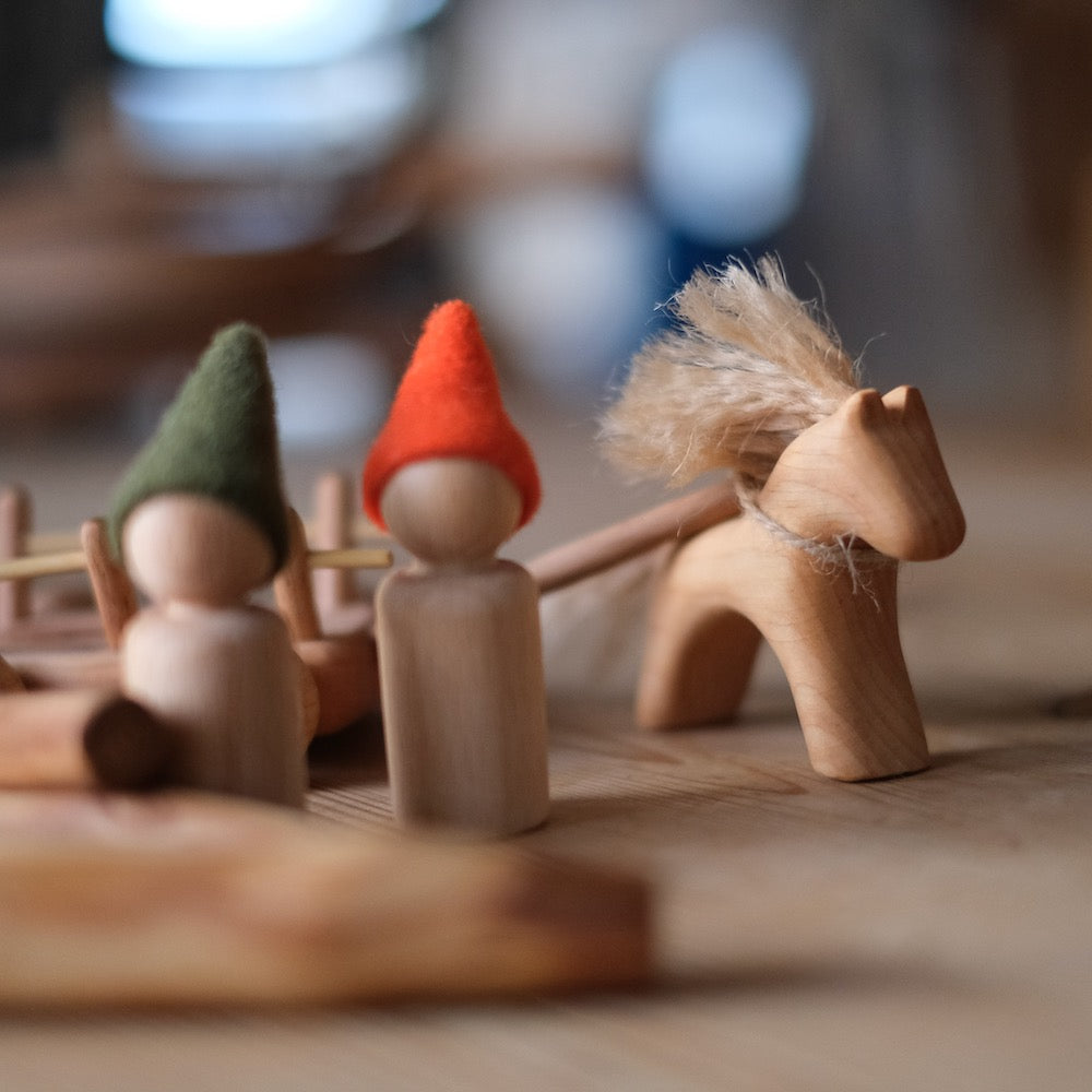 All Alive liten nisse set med hest og kjerre
