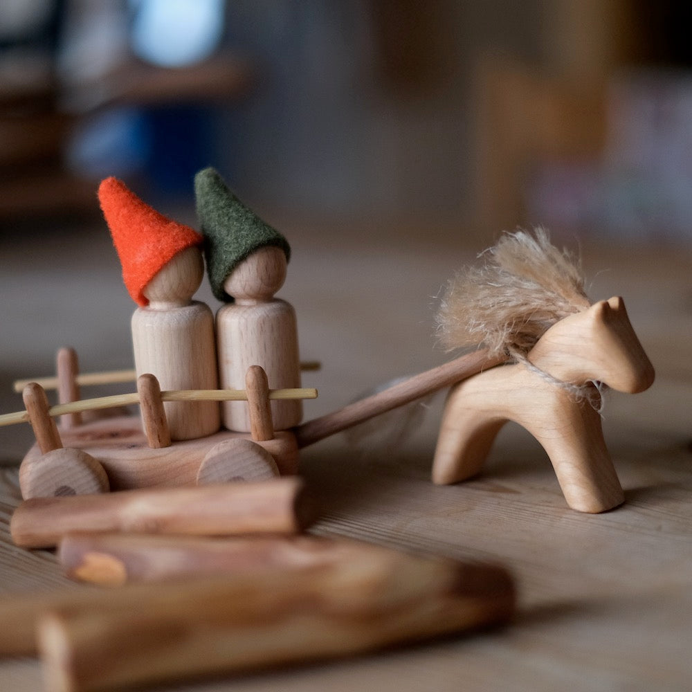 All Alive liten nisse set med hest og kjerre